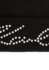 Gorro de punto negro con canalé que presenta adornos de rhinestone plateados dispuestos en un patrón ondulado a lo largo del ala.
