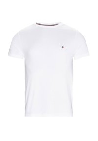 T-shirt en coton blanc avec un col rond, des manches courtes et un petit logo brodé sur la poitrine. Présente un col intérieur contrastant.