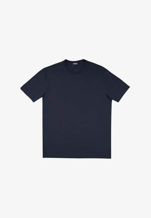 Camiseta de algodón azul marino con escote redondo y manga corta, de corte recto y diseño minimalista. Sin logotipos ni patrones visibles.