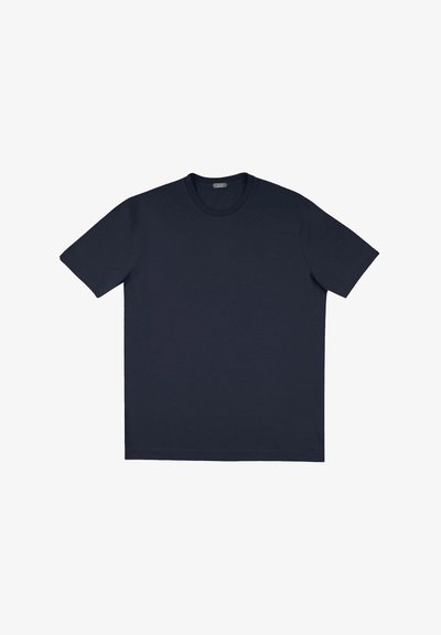 T-shirt en coton bleu marine avec un col rond et des manches courtes, à coupe droite et design minimaliste. Pas de logos ou motifs visibles.
