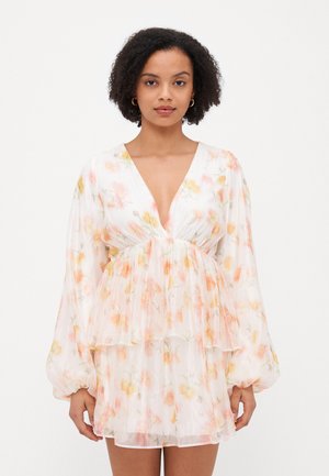 Blumenkleid aus leichtem, transparentem Stoff mit tiefem V-Ausschnitt, langen puffärmel und geschichteten Rüschen in Pastellfarben.