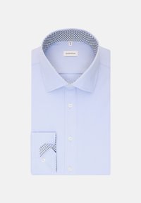 Camicia leggera blu con colletto e polsini interni a fantasia. Presenta una vestibilità regolare, taschino sul lato sinistro del petto e bottoni bianchi. Materiale in cotone.
