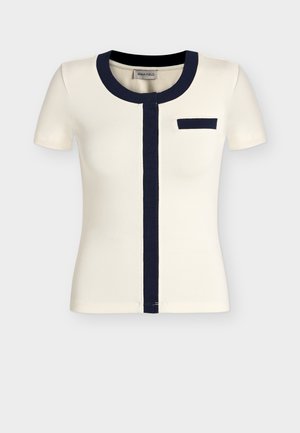 Μπλούζα με κοντά μανίκια σε κρεμ χρώμα με στρογγυλή λαιμόκοψη σε ναυτικό μπλε, κάθετη κεντρική ρίγα και μικρή τσέπη στο στήθος.