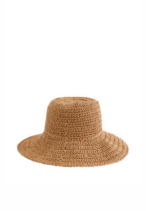 Široká klobúk z hnedej pletenej slamy s zaoblenou korunou, zobrazený na bielom pozadí.