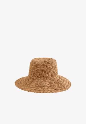 Breedgerande, bruine gevlochten strohoed met een afgeronde kroon, afgebeeld tegen een witte achtergrond.