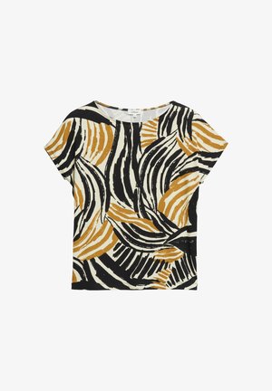 Bluzka z krótkim rękawem z abstrakcyjnymi, falistymi paskami w kolorach czarnym, białym i musztardowożółtym na jasnym tle.