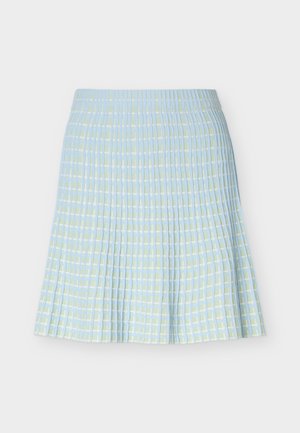 Svijetloplavi i blijedožuti plisirani suknja s karo uzorkom i pripijenim strukom na bijeloj pozadini.