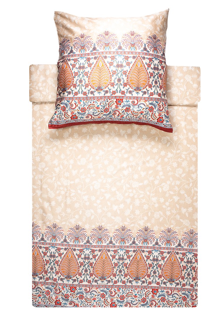 Set di copripiumino e federe in crema, con motivi floreali e intricati disegni paisley con accenti arancioni, blu e rossi ai bordi.