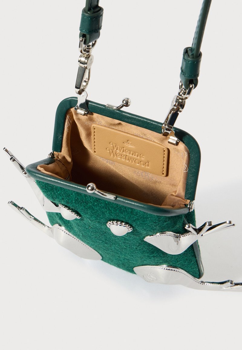 Groene vilten handtas met zilverkleurige hardware, met een gestructureerd ontwerp, een kettingriem en een beige binnenkant met een leren merklabel.