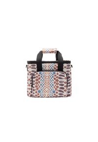 Izolowana torba na zakupy w kolorowym, abstrakcyjnym wzorze w odcieniach pomarańczowym, niebieskim i fioletowym na białym tle. Posiada czarne uchwyty i zamek błyskawiczny.