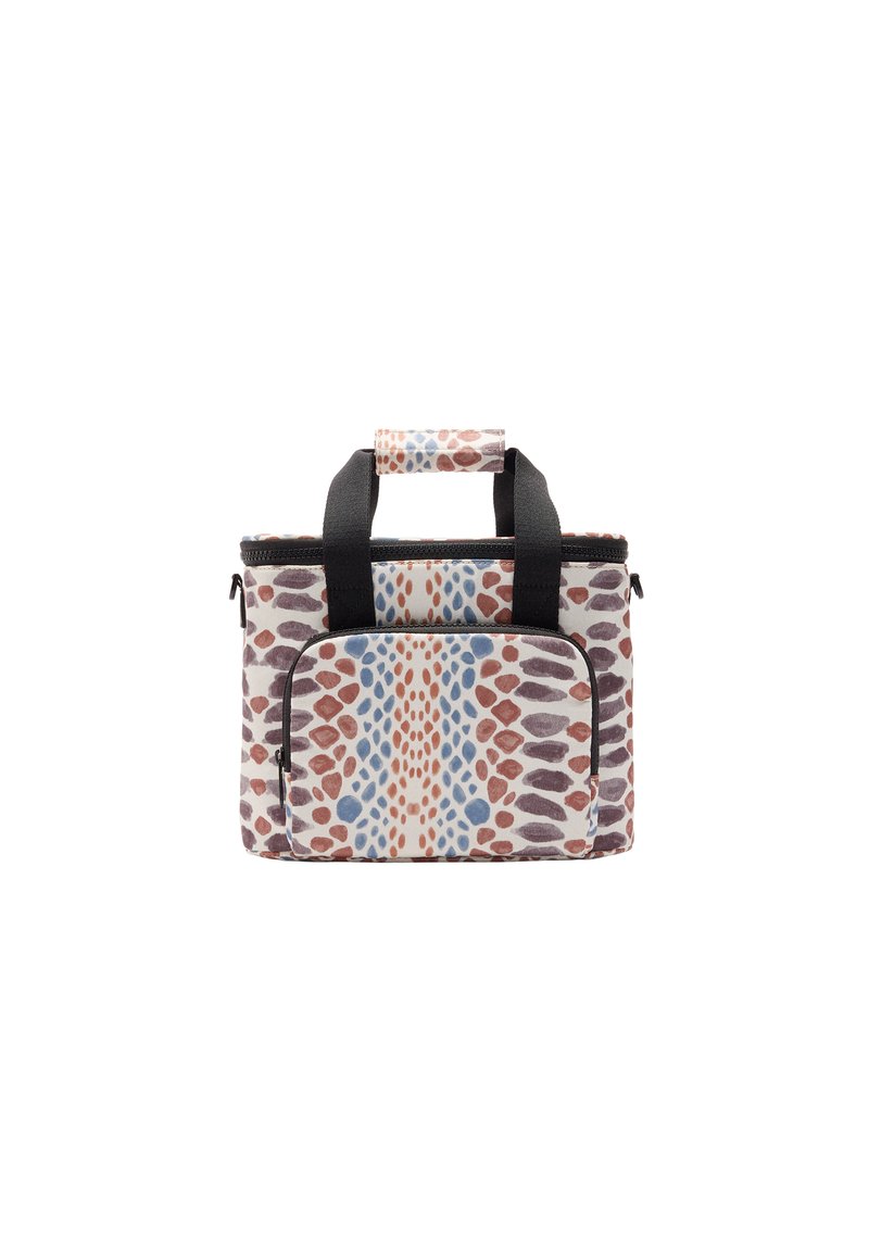 Izolowana torba na zakupy w kolorowym, abstrakcyjnym wzorze w odcieniach pomarańczowym, niebieskim i fioletowym na białym tle. Posiada czarne uchwyty i zamek błyskawiczny.