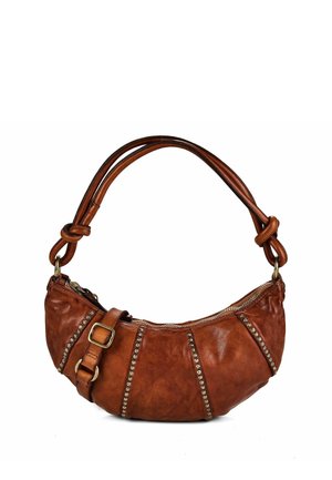 Bolso de mano marrón de piel con forma de media luna, líneas verticales tachonadas, detalle de correa con hebilla y asas con doble nudo.