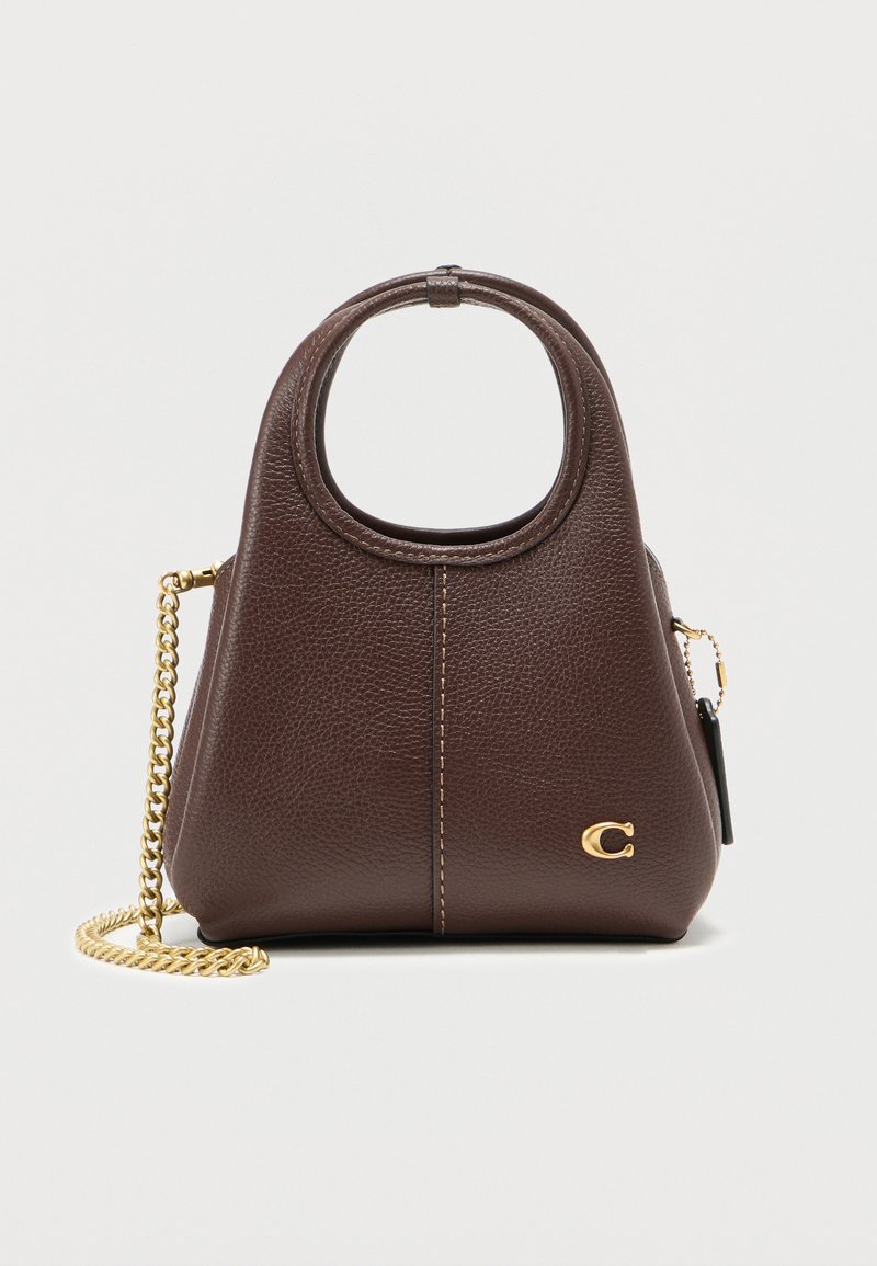 Σκούρα καφέ δερμάτινη τσάντα με υφή, κυκλική χειρολαβή στην κορυφή, χρυσή αλυσίδα ιμάντα και μικρό χρυσό λογότυπο "C" στο μπροστινό μέρος.