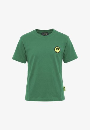 T-shirt verde a maniche corte con scollo rotondo, con una piccola grafica gialla di un volto di vampiro sul petto a sinistra e un'etichetta del marchio Barrow sul lato.