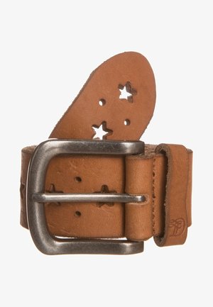Brązowy skórzany pasek z metalową klamrą, ozdobiony perforacjami w kształcie gwiazdek i okręgów na całej długości.