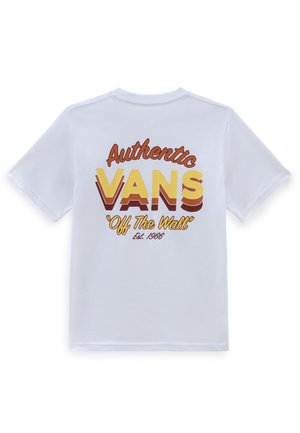 Camiseta blanca de manga corta con texto en capas amarillo y marrón "Authentic VANS 'Off The Wall' Est. 1966" en la espalda.