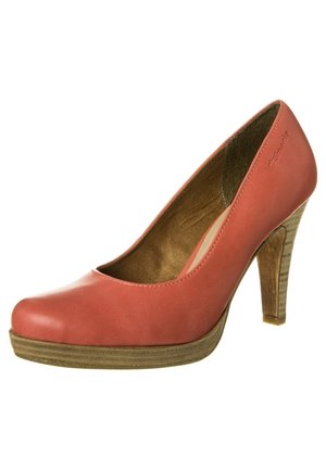 Koralllæderpumpe med rund tå, træhæle og gummisål. Glat struktur og minimalistisk design med subtilt indre fôr.