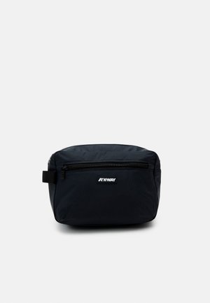 Borsa da toilette nera in nylon con texture liscia, forma rettangolare, chiusura con zip frontale e logo del marchio sul lato.