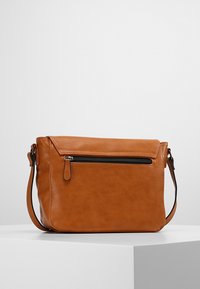 Brązowa torba na ramię z syntetycznej skóry z górną klapką, przednią kieszenią na zamek i regulowanym paskiem. Gładka tekstura i minimalistyczny design.