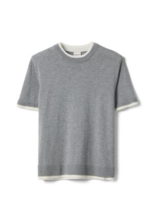 Grauer Pullover mit kurzen Ärmeln und rundem Ausschnitt, mit weißen, gerippten Akzenten am Kragen und an den Ärmeln. Weiche Textur und reguläre Passform.