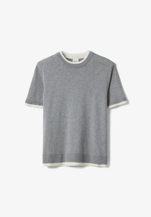 Suéter gris de manga corta con cuello redondo, con acentos acanalados blancos en el cuello y las mangas. Textura suave y ajuste regular.