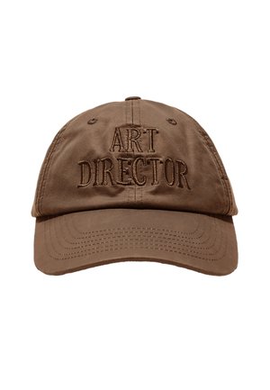 Cappellino da baseball in cotone marrone con la scritta "ART DIRECTOR" ricamata in un filo più scuro. Presenta una visiera curva e dettagli cuciti sulla parte superiore.