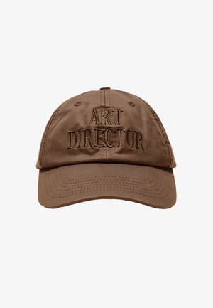 Cappellino da baseball in cotone marrone con la scritta "ART DIRECTOR" ricamata in un filo più scuro. Presenta una visiera curva e dettagli cuciti sulla parte superiore.