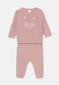 Ensemble pour tout-petit en tricot rose, présentant un motif texturé, des manches longues et un design de visage de renard sur le pull, accompagné d'un bas assorti.
