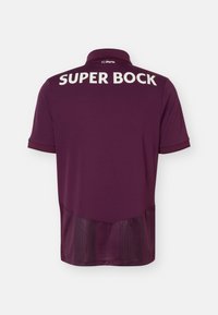 Σκούρα μωβ φανέλα ποδοσφαίρου FC Porto, πίσω όψη, με λευκό κείμενο "SUPER BOCK" στο πάνω μέρος της πλάτης και στα κοντά μανίκια.