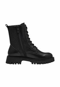 Bottines noires à finition lisse avec un motif reptilien texturé. Présentent un système de laçage à l'avant et une fermeture éclair sur le côté, avec une semelle épaisse.