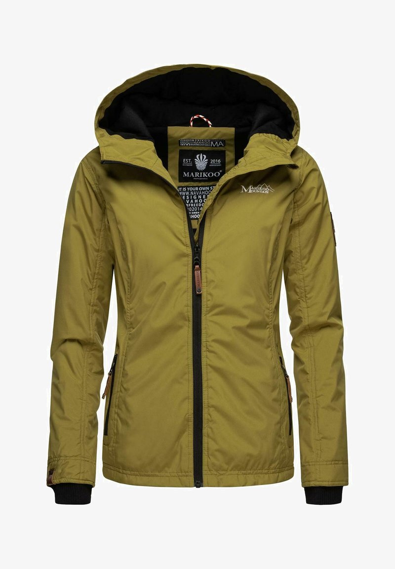 Jachetă de exterior verde măslin cu căptușeală neagră, fermoar frontal, buzunare laterale și glugă ajustabilă. Prezintă un logo pe piept.