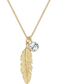 Halskette in Goldoptik mit einem federförmigen Anhänger, der geprägte Details und einen klaren, runden Kristallakzent aufweist. Die Kette hat ein zartes Gliederdesign.