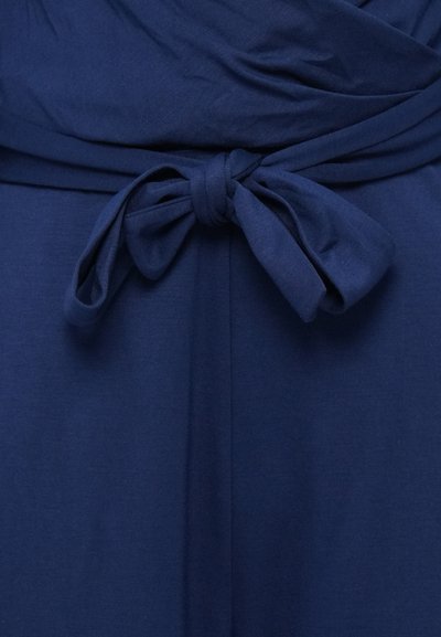 Marineblåt stof med en glat tekstur har en forreste bindedetalje, der skaber et rynket udseende omkring taljen.