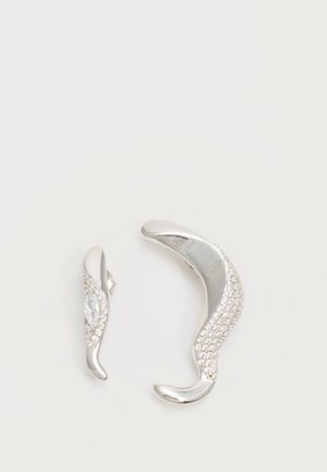 Două cercei curbați din argint, unul mai mare decât celălalt, ambele decorate cu cristale mici sclipitoare pe o margine.