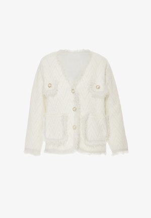 Cardigan blanc avec une texture duveteuse, présentant un motif en chevrons, deux poches poitrine et quatre boutons ronds décoratifs.