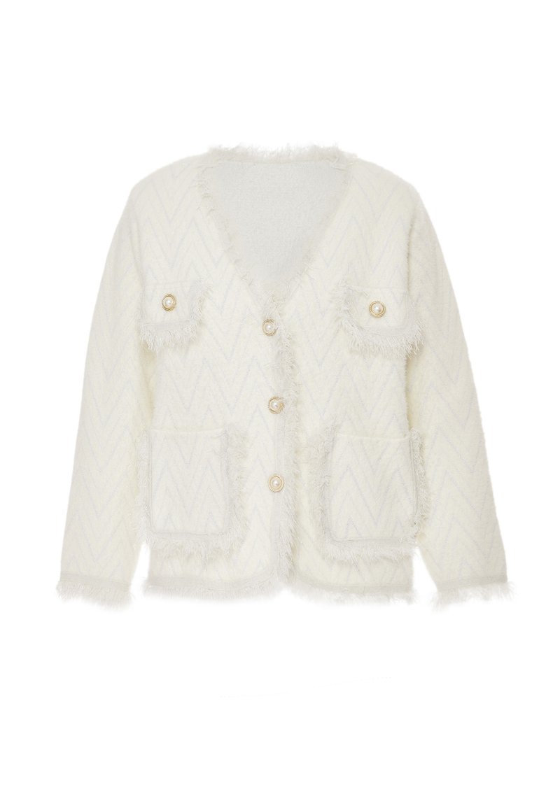 Cardigan bianco con una trama pelosa, caratterizzato da un motivo a zigzag, due tasche sul petto e quattro bottoni decorativi rotondi.