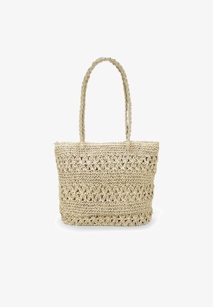Bolsa tote beige de ganchillo con motivos florales y dos asas trenzadas sobre un fondo blanco.