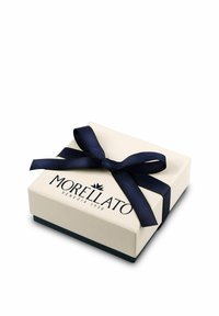 Scatola regalo avorio con un nastro blu navy. Presenta un logo, "Morellato Venezia 1930," stampato sulla parte superiore. Forma quadrata, design semplice.