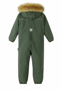 Tuta da neve verde isolato con cappuccio in pelliccia sintetica, polsini elastici e accenti riflettenti; texture liscia e design a copertura completa.