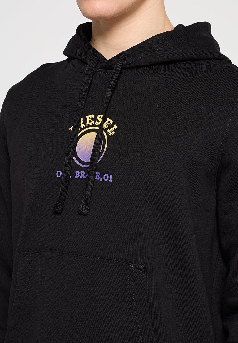 Felpa nera in cotone, con tasca frontale. Sul petto è stampato un logo "DIESEL" multicolore in gradiente viola e giallo.
