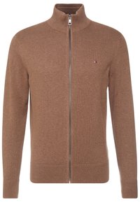 Brun fuld-lynlås sweater med høj krave, lange ærmer, ribbede manchetter og kant, med et lille rektangulært logo på venstre bryst.