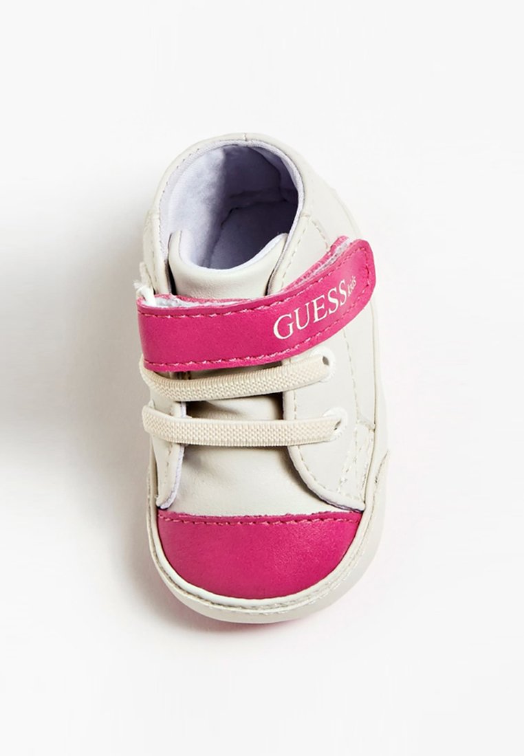 Guess FLYNNA MIT KLETTVERSCHLUSS - Babyschoenen - white/wit - Zalando.nl