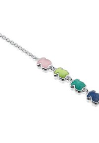 Collana in argento con cinque ciondoli in smalto colorato: rosa, verde, turchese e blu scuro, a forma di fiori astratti.