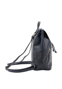 Zaino in pelle blu navy con texture liscia, tasca con zip sul lato, chiusura a cordoncino e spallacci regolabili.