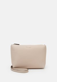 Pochette bracelet en cuir beige texturé avec logo GUESS doré et bracelet assorti sur fond blanc.