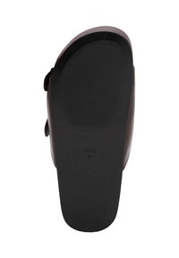 Hnedé šľapky na slip-on s texturovanou čiernou gumovou podrážkou, jemne tvarovanou stielkou a minimalistickým dizajnom bez viditeľného kovania.
