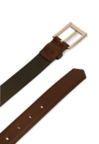 Nahkahihna, jossa on ruskea vyö ja kontrastivihreä sisus, kultasävyinen suorakulmainen solki ja useita säätöreikiä.