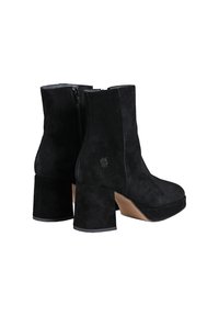 Schwarze Wildleder-Stiefeletten mit einem klobigen hohen Absatz, seitlichem Reißverschluss und einer Plateausohle. Sie verfügen über ein dezentes Logodetail auf der Rückseite.