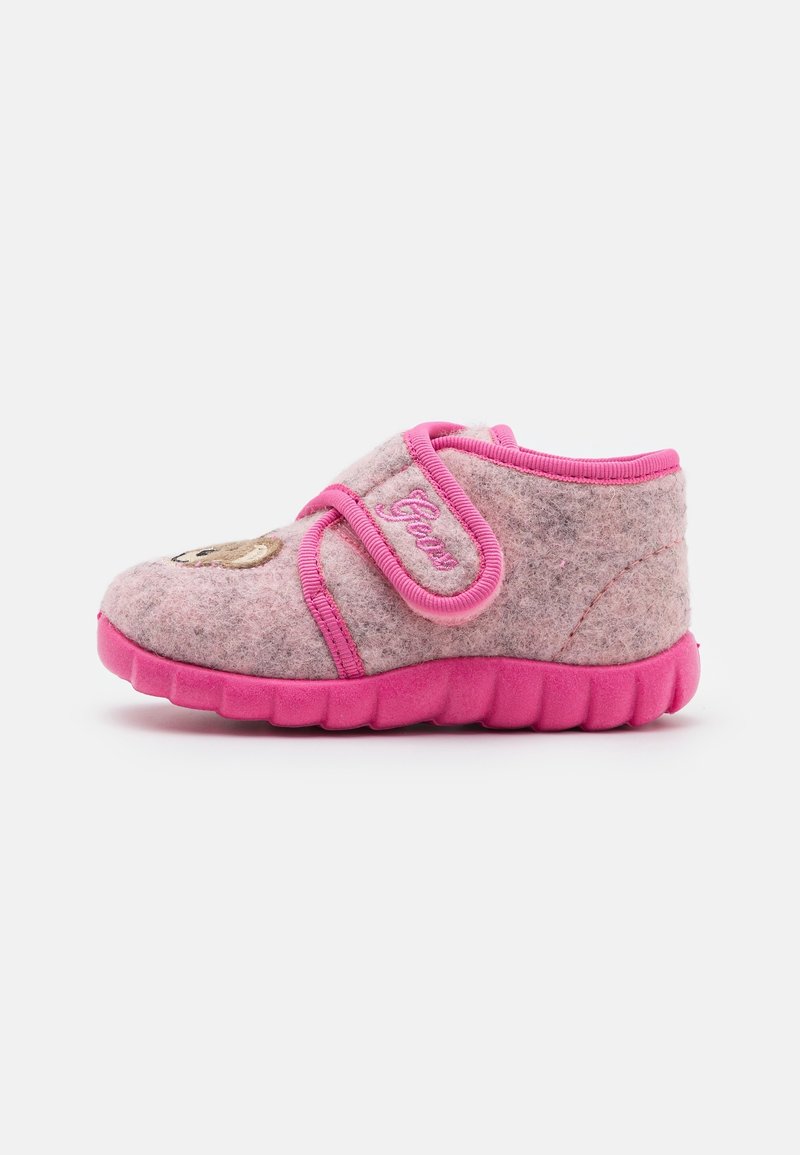 Zapatilla de niña pequeña en color rosa con tiras de velcro, parte superior de tela suave y una cara de oso bordada en la punta.