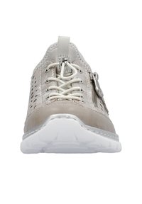 Hellebeige Sneaker mit einer strukturierten Oberseite, durchbrochenem Design, Schnürsenkeln und einem seitlichen Reißverschluss. Weiße Gummisohle mit abgerundetem Rand.